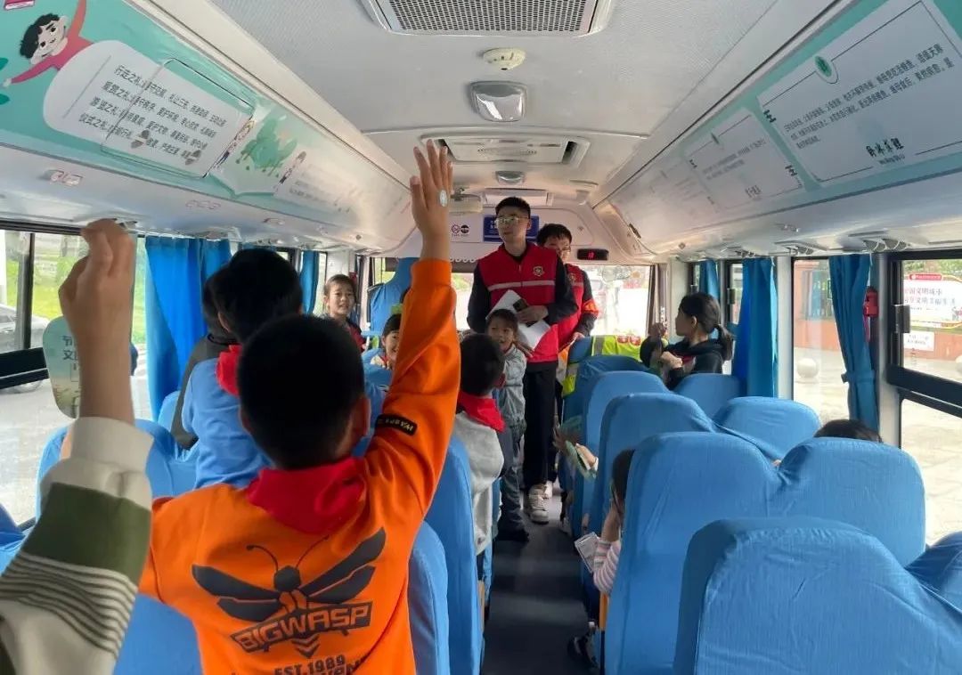 幸福校車 一路“童”行 圖片