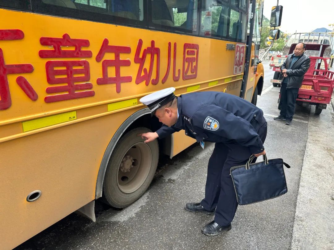 宕昌公安交警聯(lián)合縣教育局開展校車安全大檢查/ 圖片