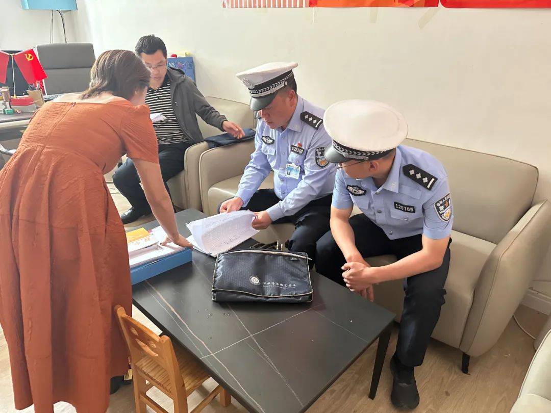 宕昌公安交警聯(lián)合縣教育局開展校車安全大檢查/ 圖片