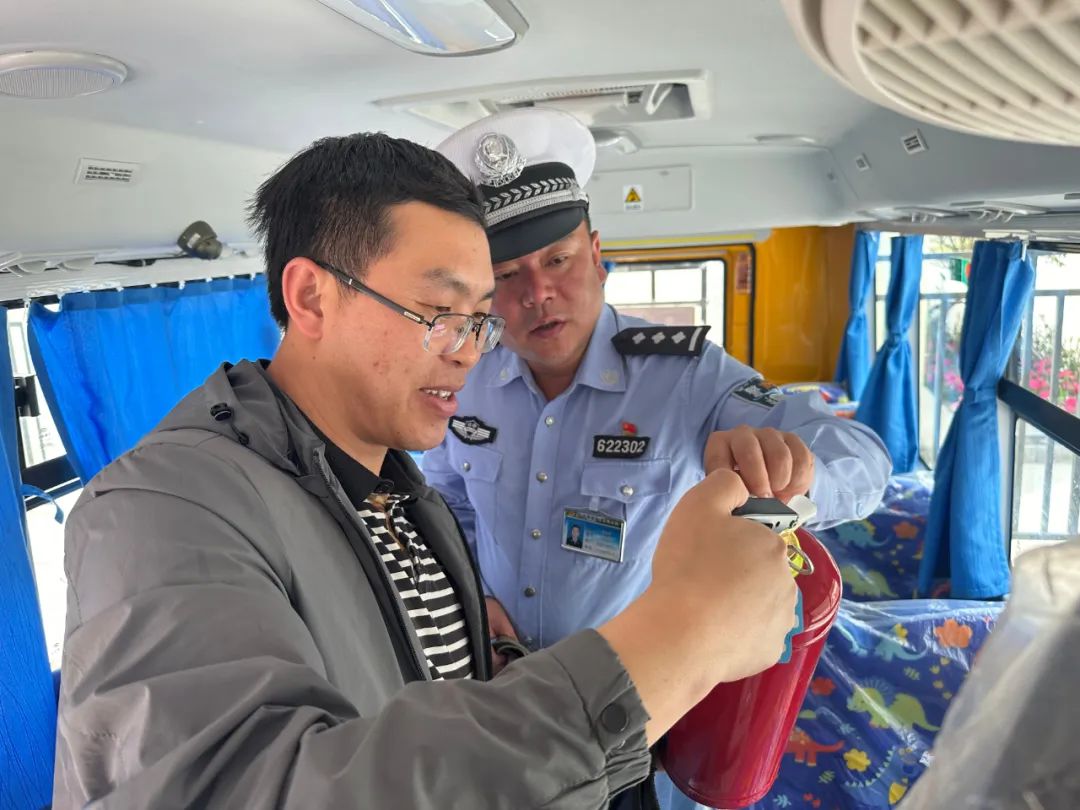 宕昌公安交警聯(lián)合縣教育局開展校車安全大檢查/ 圖片