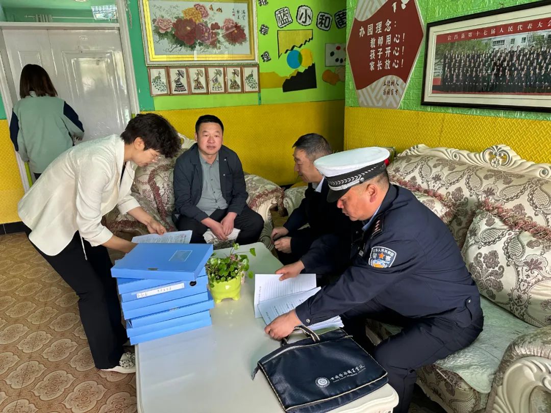 宕昌公安交警聯(lián)合縣教育局開展校車安全大檢查/ 圖片