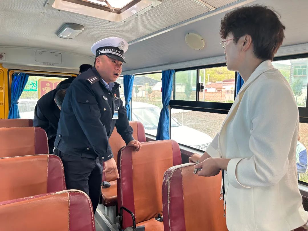 宕昌公安交警聯(lián)合縣教育局開展校車安全大檢查/ 圖片