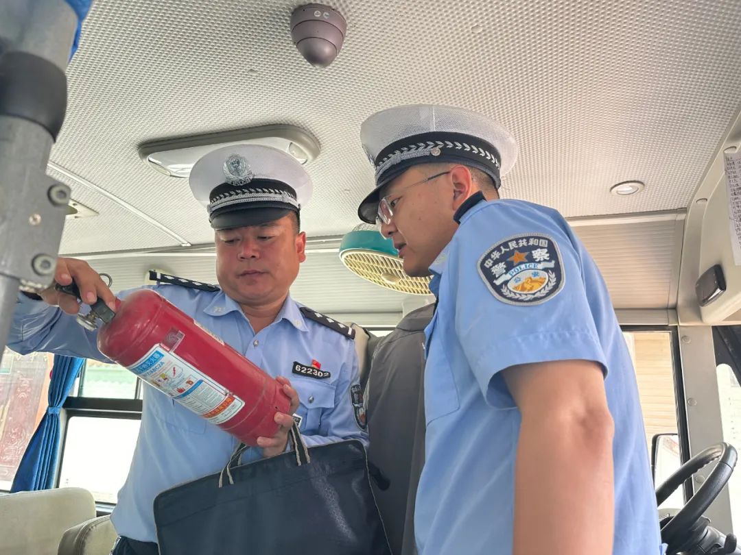 宕昌公安交警聯(lián)合縣教育局開展校車安全大檢查/ 圖片