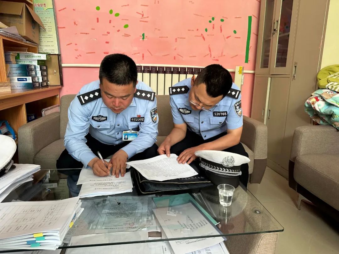 宕昌公安交警聯(lián)合縣教育局開展校車安全大檢查/ 圖片