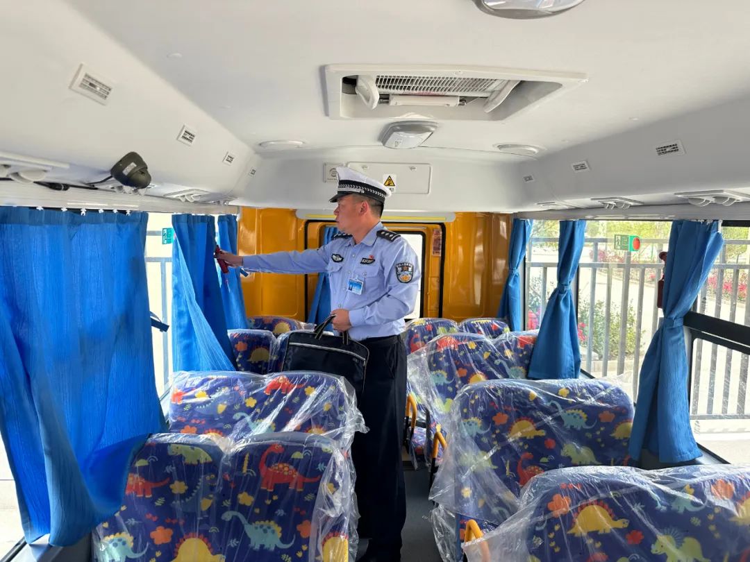 宕昌公安交警聯(lián)合縣教育局開展校車安全大檢查/ 圖片