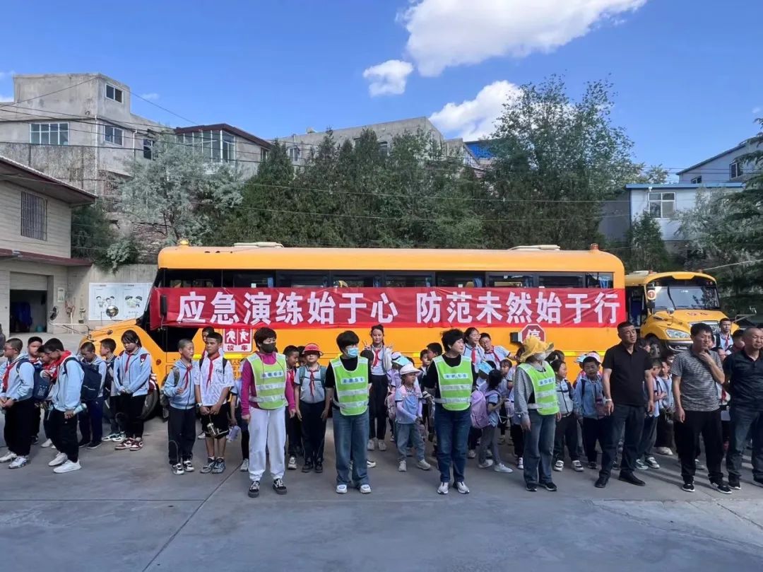 以“演練”促防范 讓安全伴我行 —城關(guān)區(qū)白道坪學(xué)校2024年春季學(xué)期校車應(yīng)急逃生演練 以“演練”促防范 讓安全伴我行 —城關(guān)區(qū)白道坪學(xué)校2024年春季學(xué)期校車應(yīng)急逃生演練