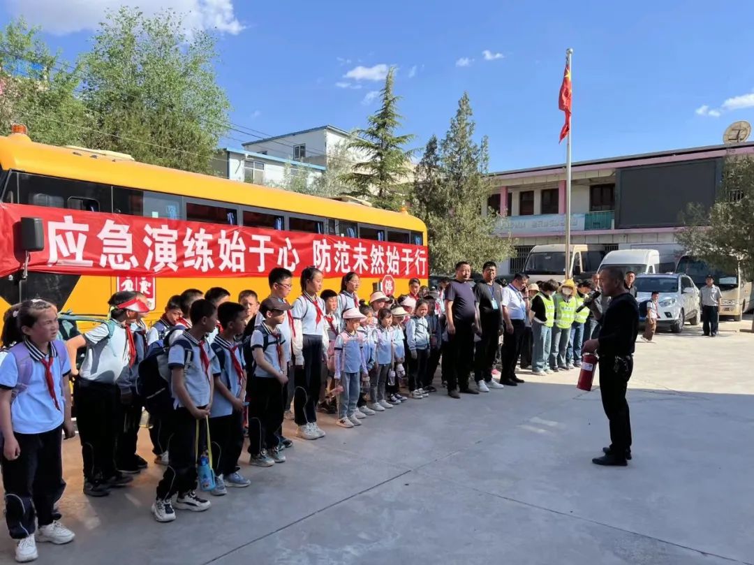 以“演練”促防范 讓安全伴我行 —城關(guān)區(qū)白道坪學(xué)校2024年春季學(xué)期校車應(yīng)急逃生演練 以“演練”促防范 讓安全伴我行 —城關(guān)區(qū)白道坪學(xué)校2024年春季學(xué)期校車應(yīng)急逃生演練