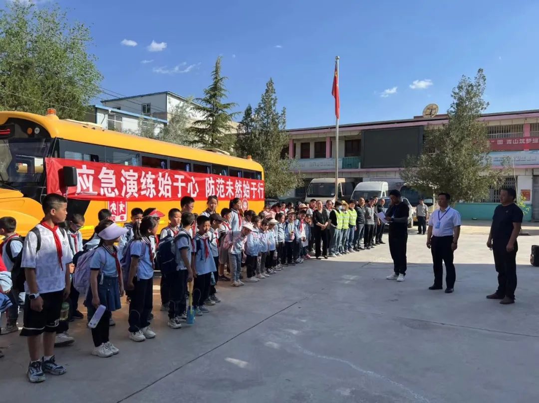 以“演練”促防范 讓安全伴我行 —城關(guān)區(qū)白道坪學(xué)校2024年春季學(xué)期校車應(yīng)急逃生演練 以“演練”促防范 讓安全伴我行 —城關(guān)區(qū)白道坪學(xué)校2024年春季學(xué)期校車應(yīng)急逃生演練