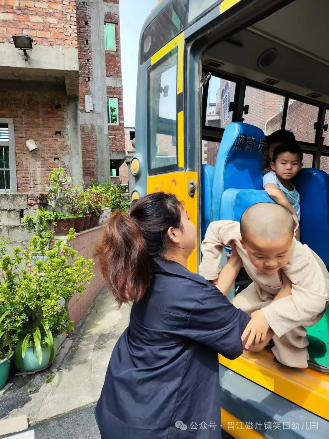 為愛護(hù)航，校車安全伴我行— —笑口幼兒園校車消防應(yīng)急安全逃生演練