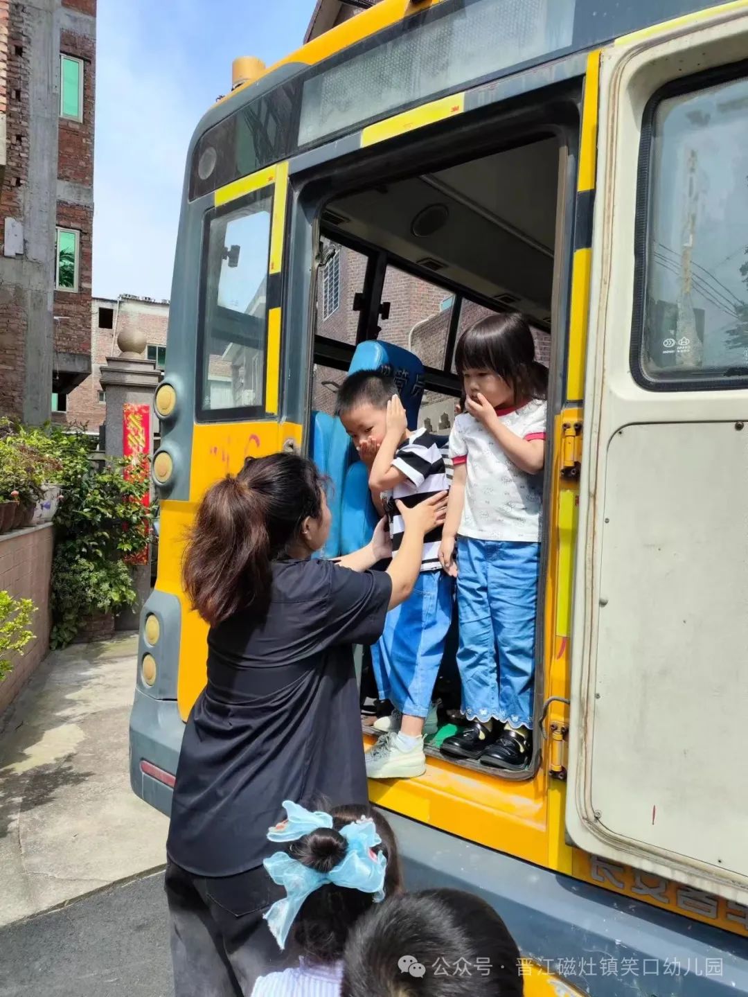 為愛護(hù)航，校車安全伴我行— —笑口幼兒園校車消防應(yīng)急安全逃生演練
