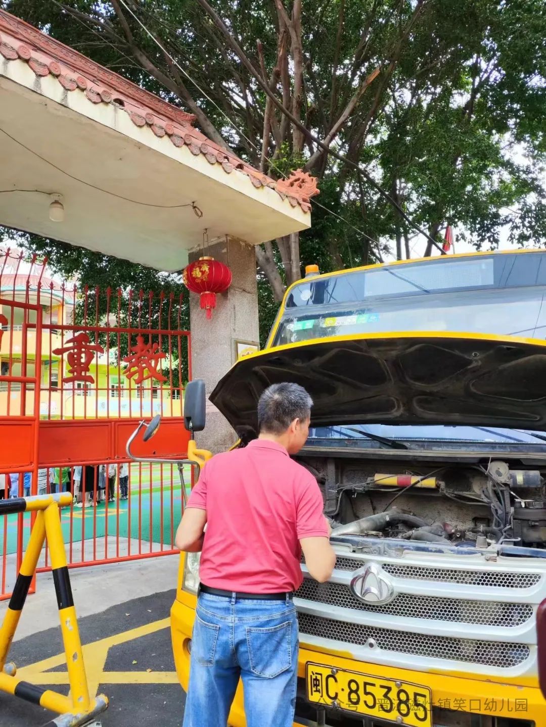 為愛護(hù)航，校車安全伴我行— —笑口幼兒園校車消防應(yīng)急安全逃生演練
