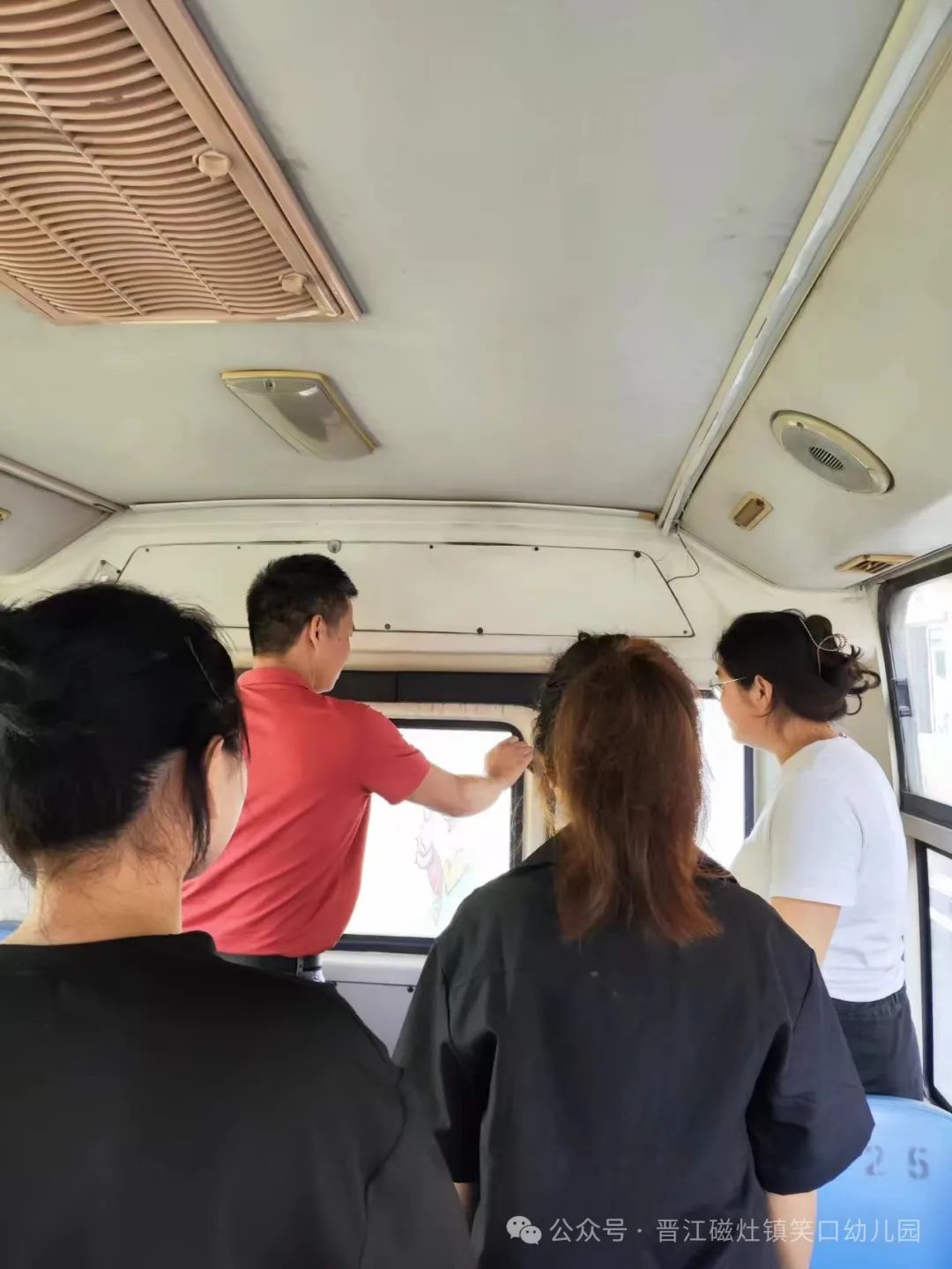 為愛護(hù)航，校車安全伴我行— —笑口幼兒園校車消防應(yīng)急安全逃生演練