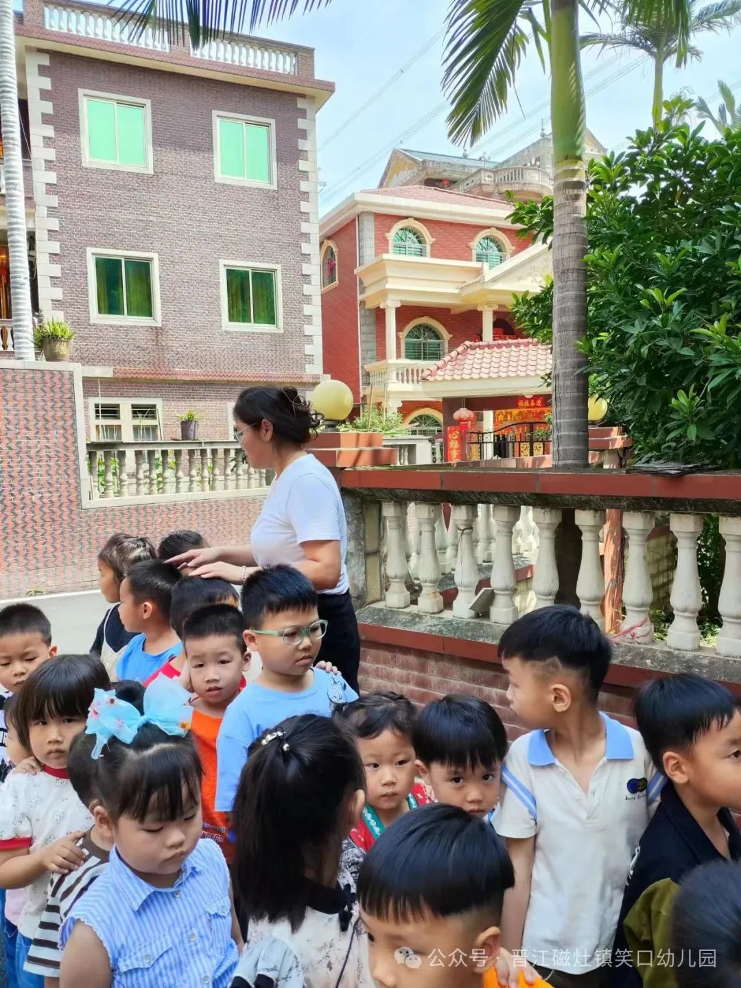 為愛護(hù)航，校車安全伴我行— —笑口幼兒園校車消防應(yīng)急安全逃生演練