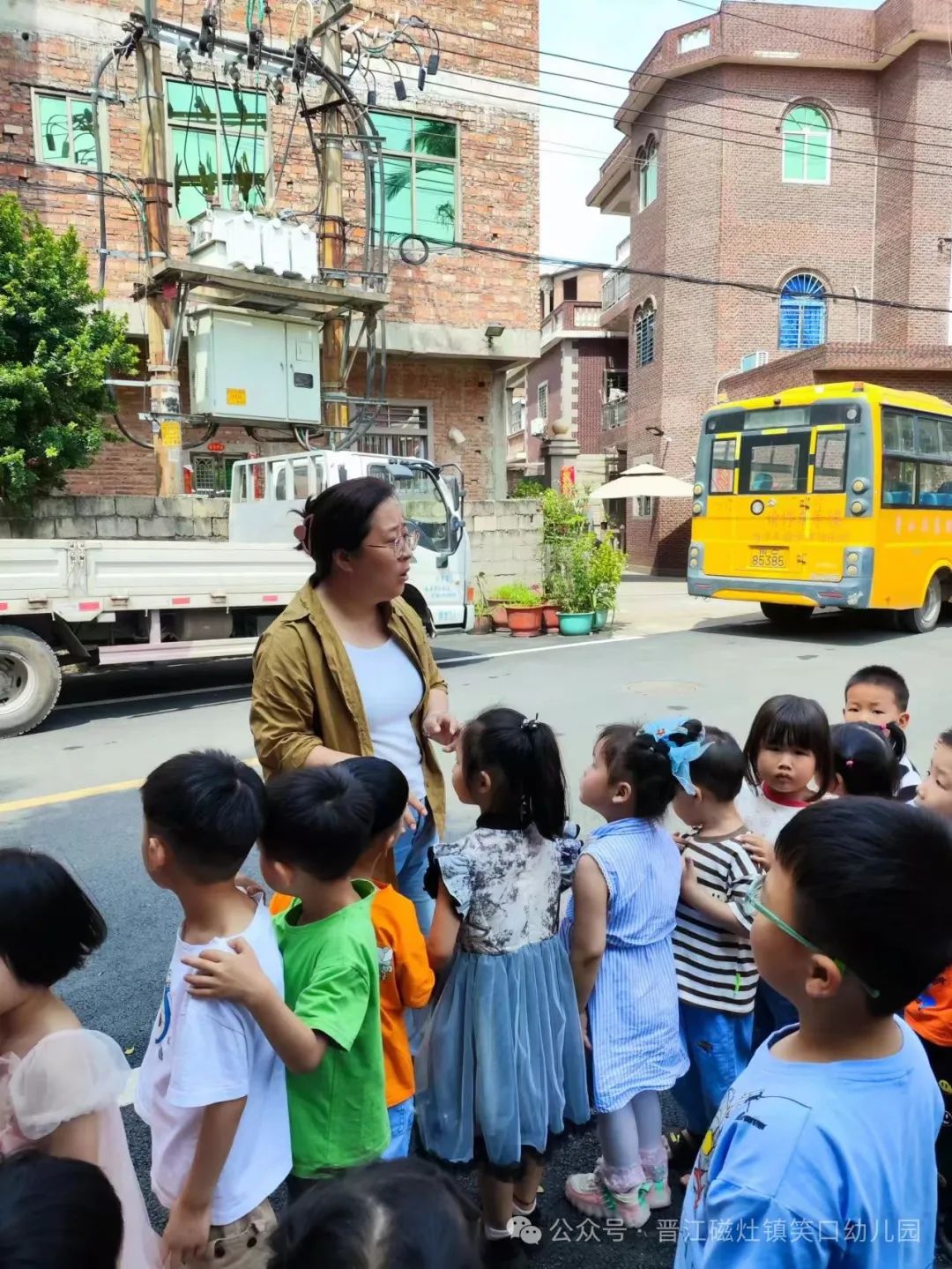 為愛護(hù)航，校車安全伴我行— —笑口幼兒園校車消防應(yīng)急安全逃生演練