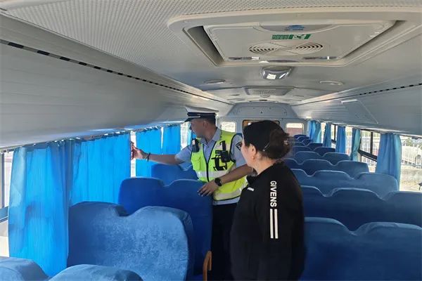 阿勒泰市公安局交警大隊強化校車安全“大檢查”，擰緊校車出行“安全閥”