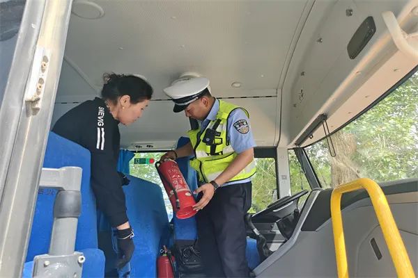 阿勒泰市公安局交警大隊強化校車安全“大檢查”，擰緊校車出行“安全閥”