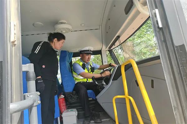 阿勒泰市公安局交警大隊強化校車安全“大檢查”，擰緊校車出行“安全閥”