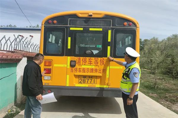 阿勒泰市公安局交警大隊強化校車安全“大檢查”，擰緊校車出行“安全閥”