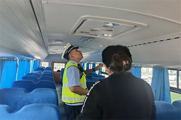 阿勒泰市公安局交警大隊強化校車安全“大檢查”，擰緊校車出行“安全閥”