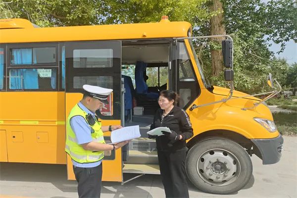 阿勒泰市公安局交警大隊強化校車安全“大檢查”，擰緊校車出行“安全閥”