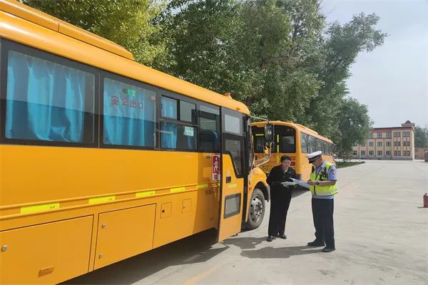 阿勒泰市公安局交警大隊強化校車安全“大檢查”，擰緊校車出行“安全閥”