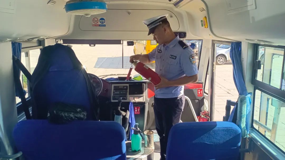 護航學(xué)子路，嚴(yán)查校車安全行——博樂公安交警持續(xù)開展校車安全大檢查