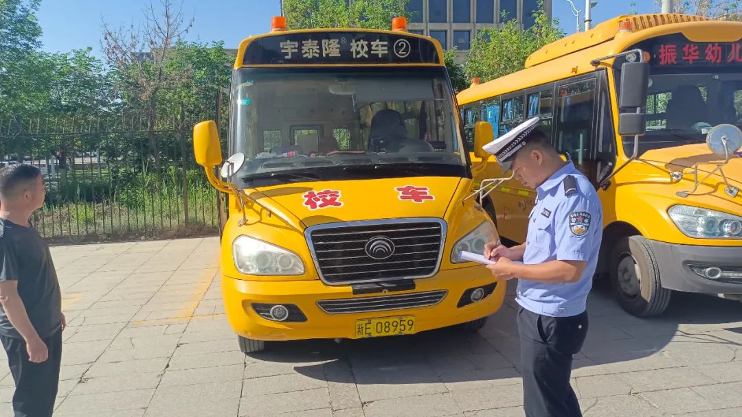 護航學(xué)子路，嚴(yán)查校車安全行——博樂公安交警持續(xù)開展校車安全大檢查