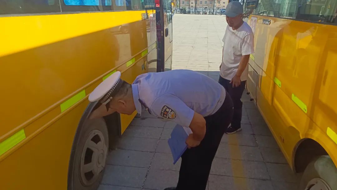 護航學(xué)子路，嚴(yán)查校車安全行——博樂公安交警持續(xù)開展校車安全大檢查