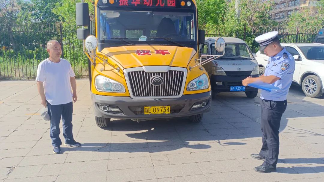 護航學(xué)子路，嚴(yán)查校車安全行——博樂公安交警持續(xù)開展校車安全大檢查