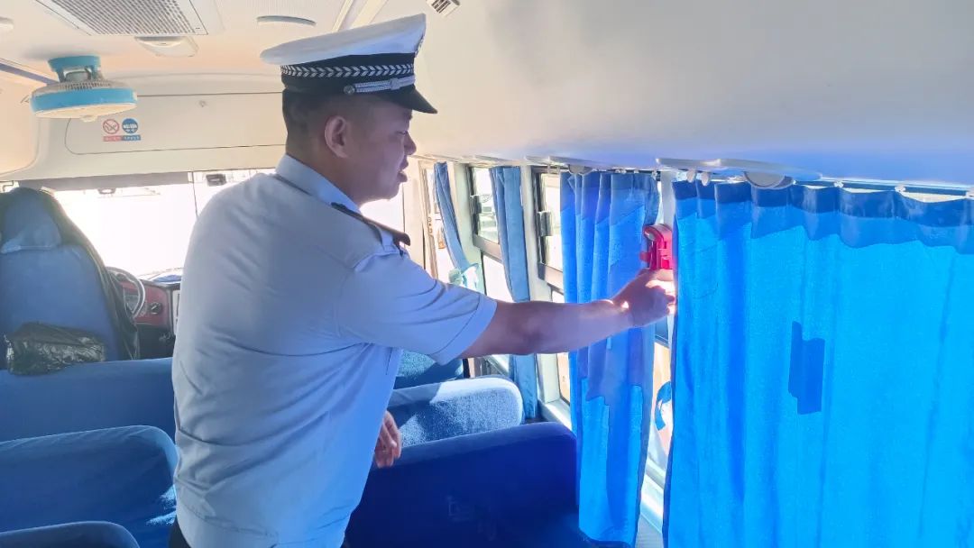 護航學(xué)子路，嚴(yán)查校車安全行——博樂公安交警持續(xù)開展校車安全大檢查