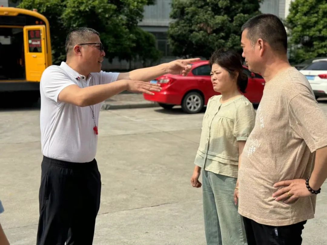 關(guān)注校車安全 護(hù)航學(xué)生出行——卜弋小學(xué)(泰村校區(qū))開展校車安全逃生演練活動(dòng) 關(guān)注校車安全 護(hù)航學(xué)生出行——卜弋小學(xué)(泰村校區(qū))開展校車安全逃生演練活動(dòng)