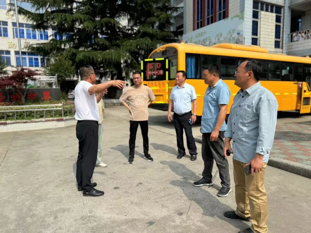 關(guān)注校車安全 護(hù)航學(xué)生出行——卜弋小學(xué)(泰村校區(qū))開展校車安全逃生演練活動(dòng) 關(guān)注校車安全 護(hù)航學(xué)生出行——卜弋小學(xué)(泰村校區(qū))開展校車安全逃生演練活動(dòng)