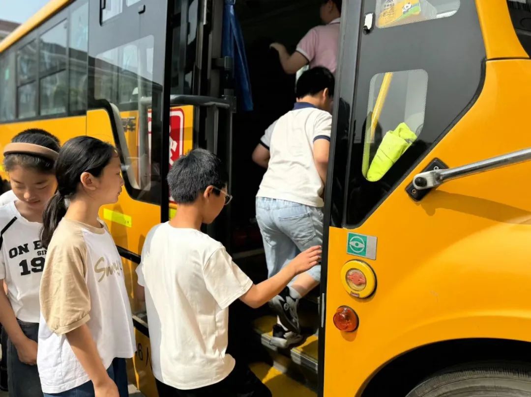 關(guān)注校車安全 護(hù)航學(xué)生出行——卜弋小學(xué)(泰村校區(qū))開展校車安全逃生演練活動(dòng) 圖片