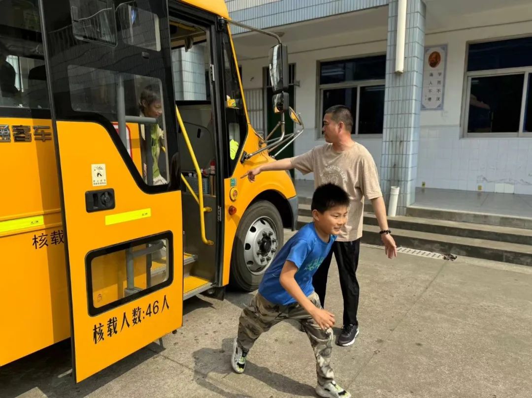 關(guān)注校車安全 護(hù)航學(xué)生出行——卜弋小學(xué)(泰村校區(qū))開展校車安全逃生演練活動(dòng) 圖片