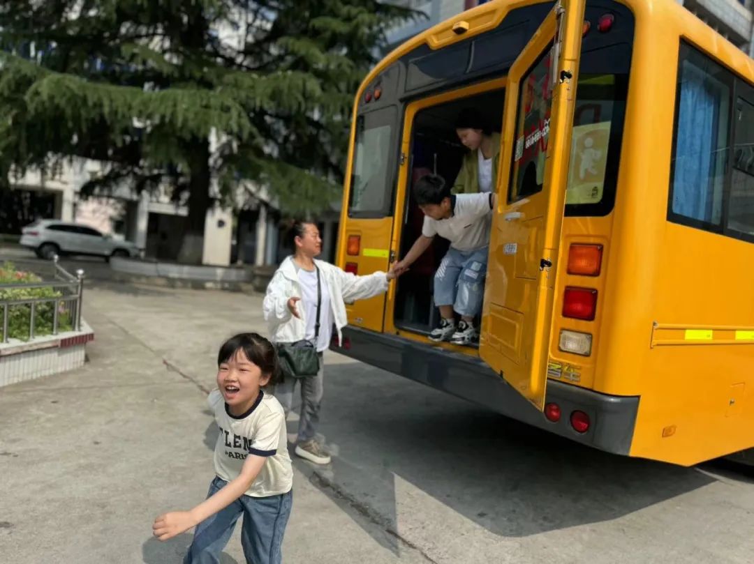 關(guān)注校車安全 護(hù)航學(xué)生出行——卜弋小學(xué)(泰村校區(qū))開展校車安全逃生演練活動(dòng) 關(guān)注校車安全 護(hù)航學(xué)生出行——卜弋小學(xué)(泰村校區(qū))開展校車安全逃生演練活動(dòng)