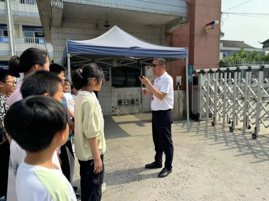 關(guān)注校車安全 護(hù)航學(xué)生出行——卜弋小學(xué)(泰村校區(qū))開展校車安全逃生演練活動(dòng) 圖片