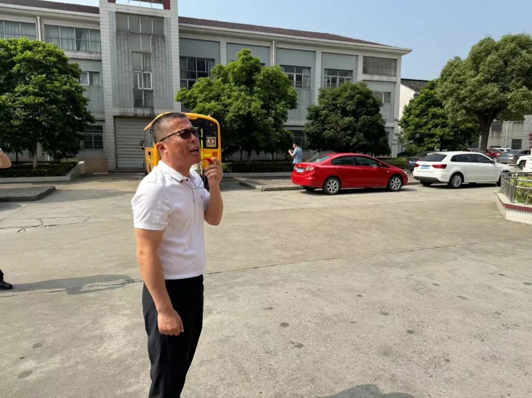 關(guān)注校車安全 護(hù)航學(xué)生出行——卜弋小學(xué)(泰村校區(qū))開展校車安全逃生演練活動(dòng) 圖片