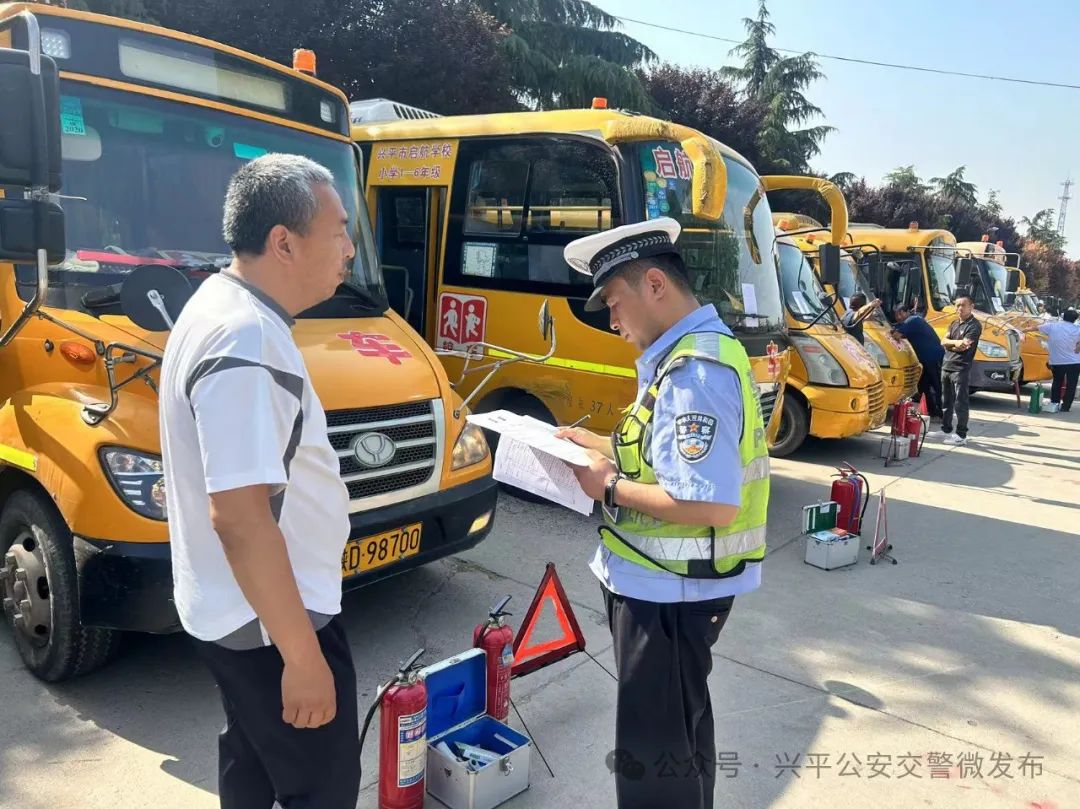 興平公安交警“六一”節(jié)前開展校車安全檢查及交通安全宣講 圖片