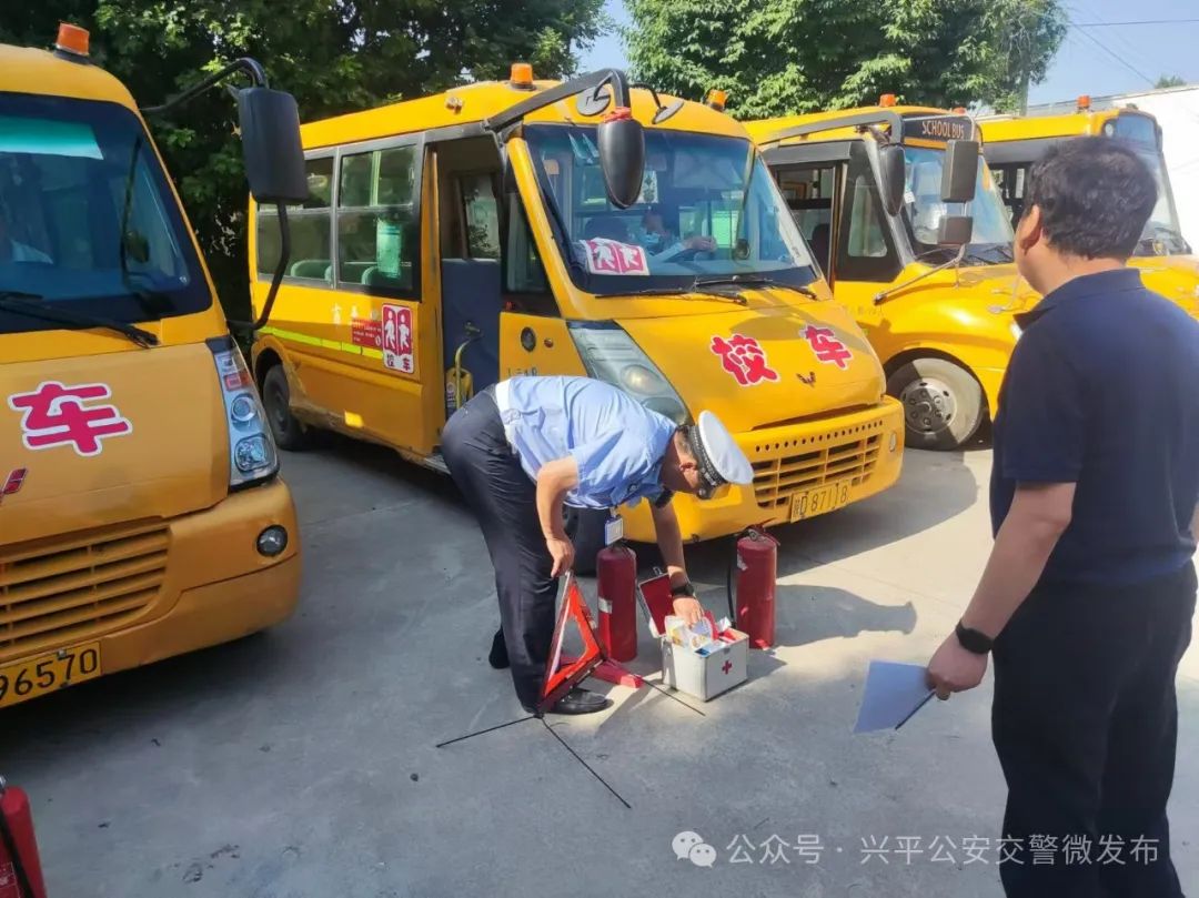 興平公安交警“六一”節(jié)前開展校車安全檢查及交通安全宣講 圖片