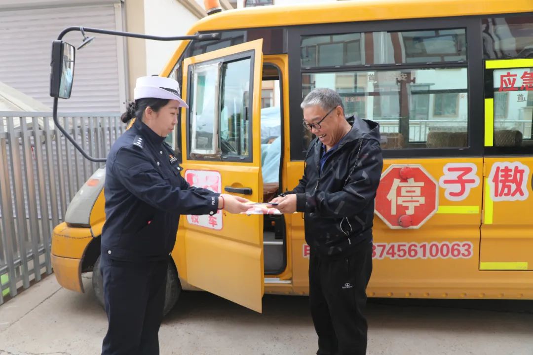 北安市公安反恐交巡特警開展校車安全檢查 筑牢護(hù)學(xué)平安路 圖片