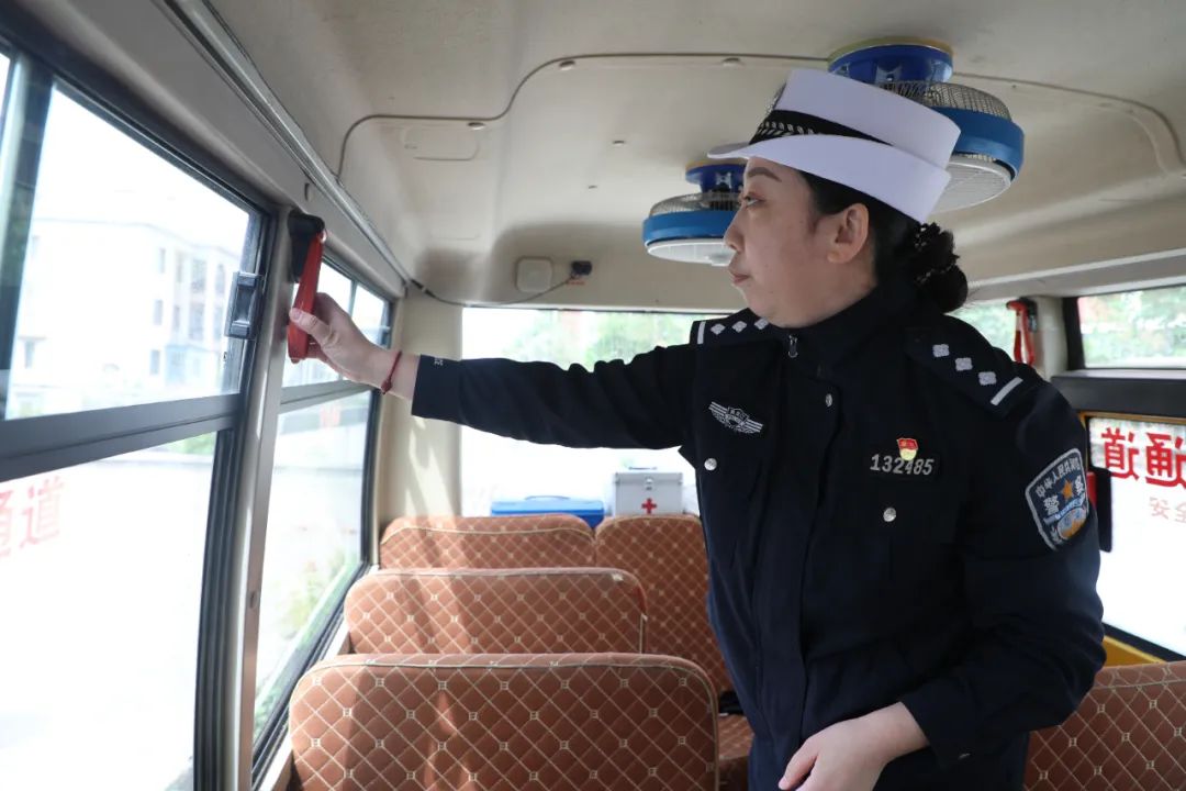 北安市公安反恐交巡特警開展校車安全檢查 筑牢護(hù)學(xué)平安路 圖片