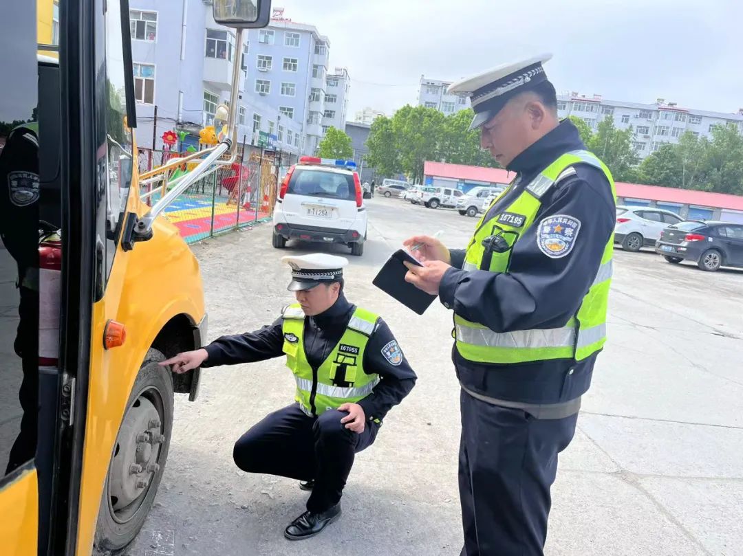 【能力作風(fēng)建設(shè)】林區(qū)公安局迎春分局交警大隊開展校車安全大檢查 圖片