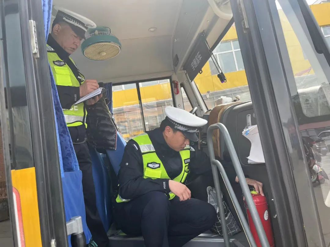 【能力作風(fēng)建設(shè)】林區(qū)公安局迎春分局交警大隊開展校車安全大檢查 圖片