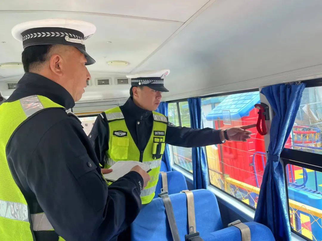 【能力作風(fēng)建設(shè)】林區(qū)公安局迎春分局交警大隊開展校車安全大檢查 圖片