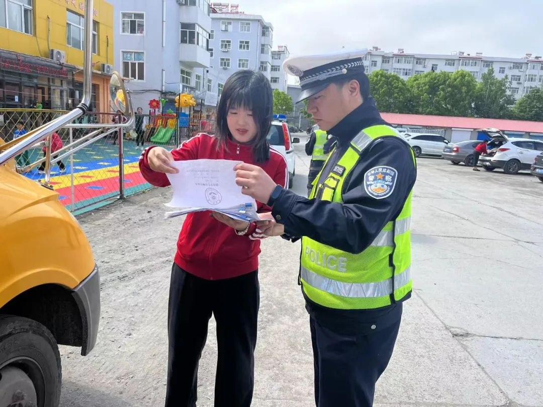 【能力作風(fēng)建設(shè)】林區(qū)公安局迎春分局交警大隊開展校車安全大檢查 圖片