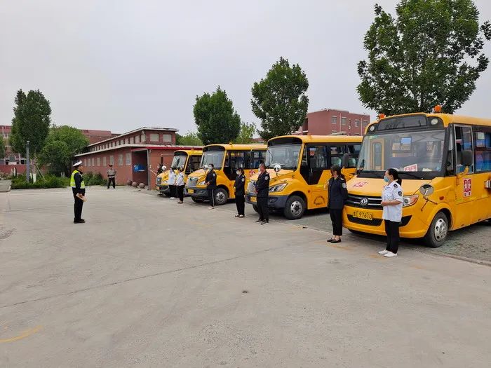 校車應急演練 筑牢安全防線——河口公安交警聯(lián)合轄區(qū)學校開展校車應急演練活動 校車應急演練 筑牢安全防線——河口公安交警聯(lián)合轄區(qū)學校開展校車應急演練活動