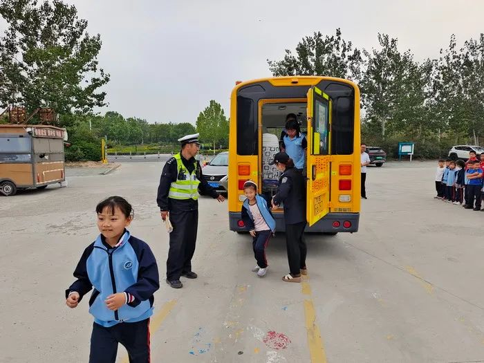 校車應急演練 筑牢安全防線——河口公安交警聯(lián)合轄區(qū)學校開展校車應急演練活動 圖片