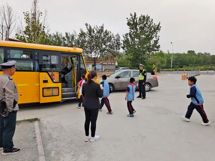 校車應急演練 筑牢安全防線——河口公安交警聯(lián)合轄區(qū)學校開展校車應急演練活動 圖片