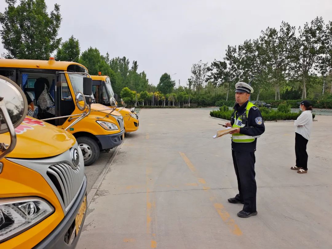 校車應急演練 筑牢安全防線——河口公安交警聯(lián)合轄區(qū)學校開展校車應急演練活動 校車應急演練 筑牢安全防線——河口公安交警聯(lián)合轄區(qū)學校開展校車應急演練活動