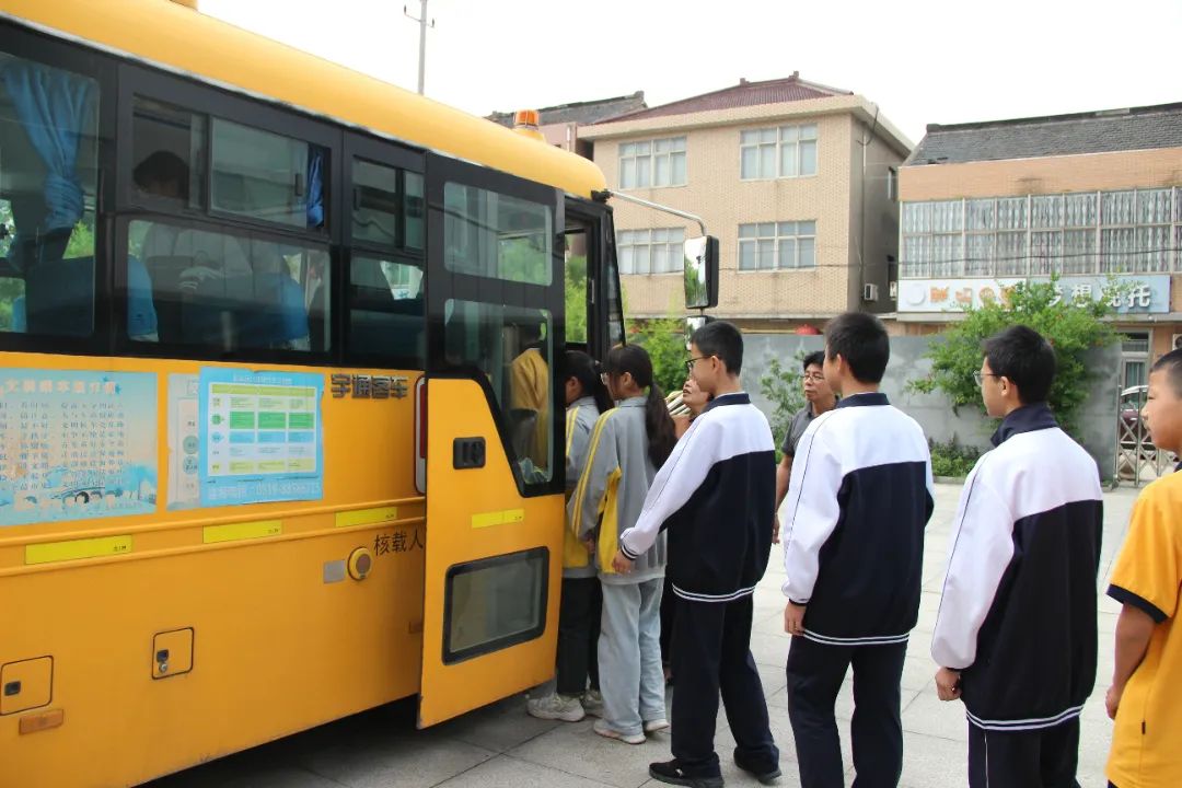 校車(chē)應(yīng)急演練 筑牢安全防線——孟河中學(xué)開(kāi)展校車(chē)安全應(yīng)急逃生演練活動(dòng) 校車(chē)應(yīng)急演練 筑牢安全防線——孟河中學(xué)開(kāi)展校車(chē)安全應(yīng)急逃生演練活動(dòng)